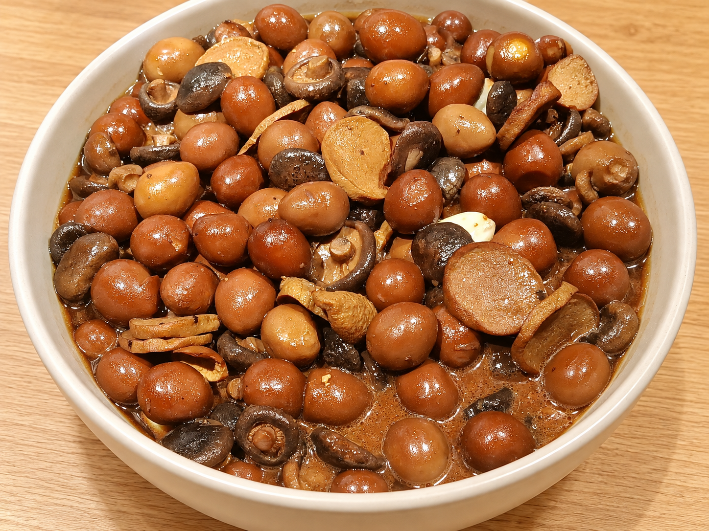 표고 메추리알조림 — 실제 요리 사진의 그릇과 배경 편집