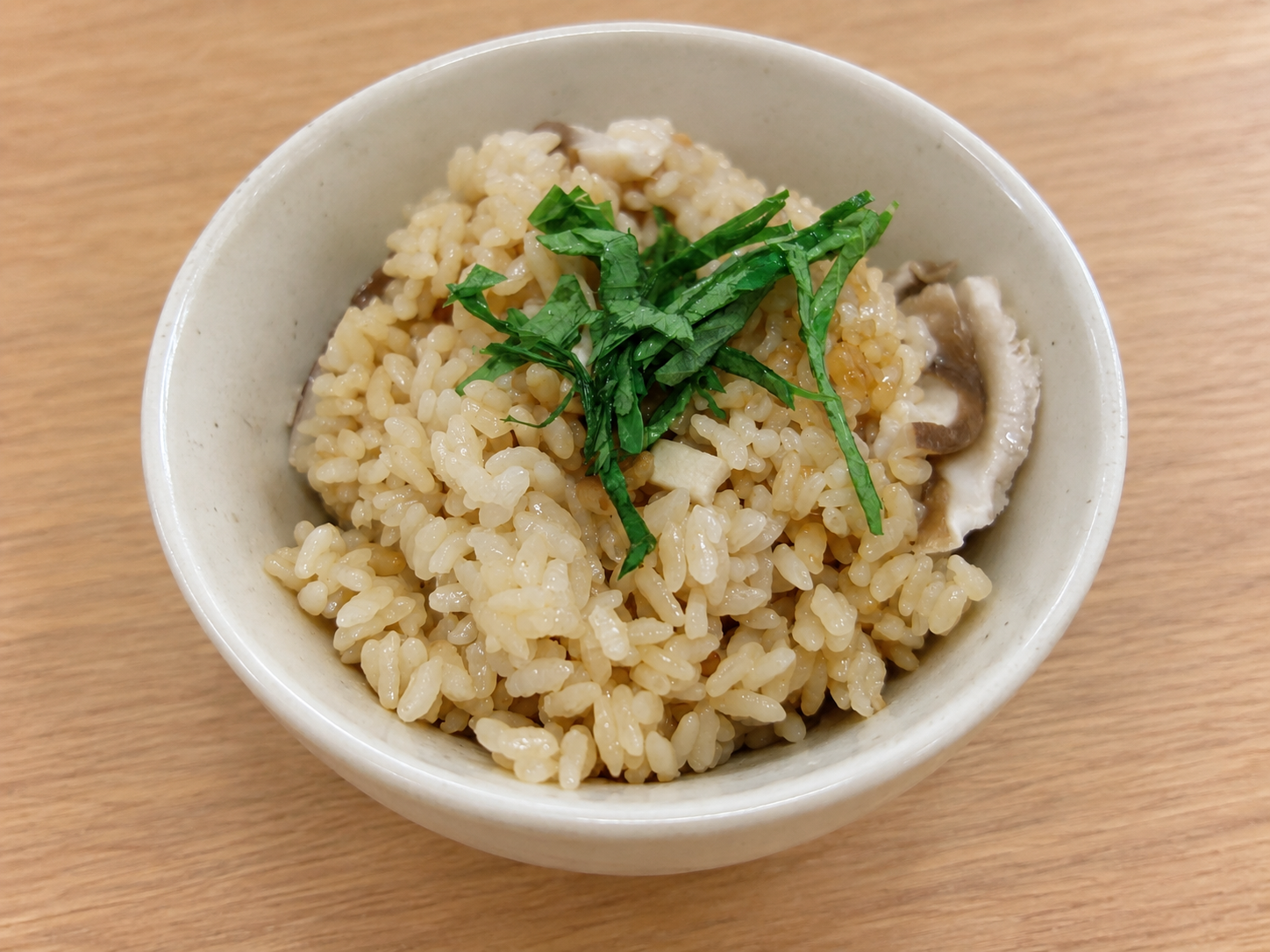 표고버섯밥 — 실제 요리 사진의 그릇과 배경 편집