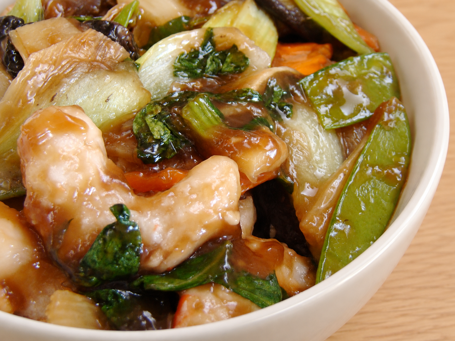 표고 청경채볶음 — 실제 요리 사진의 그릇과 배경 편집
