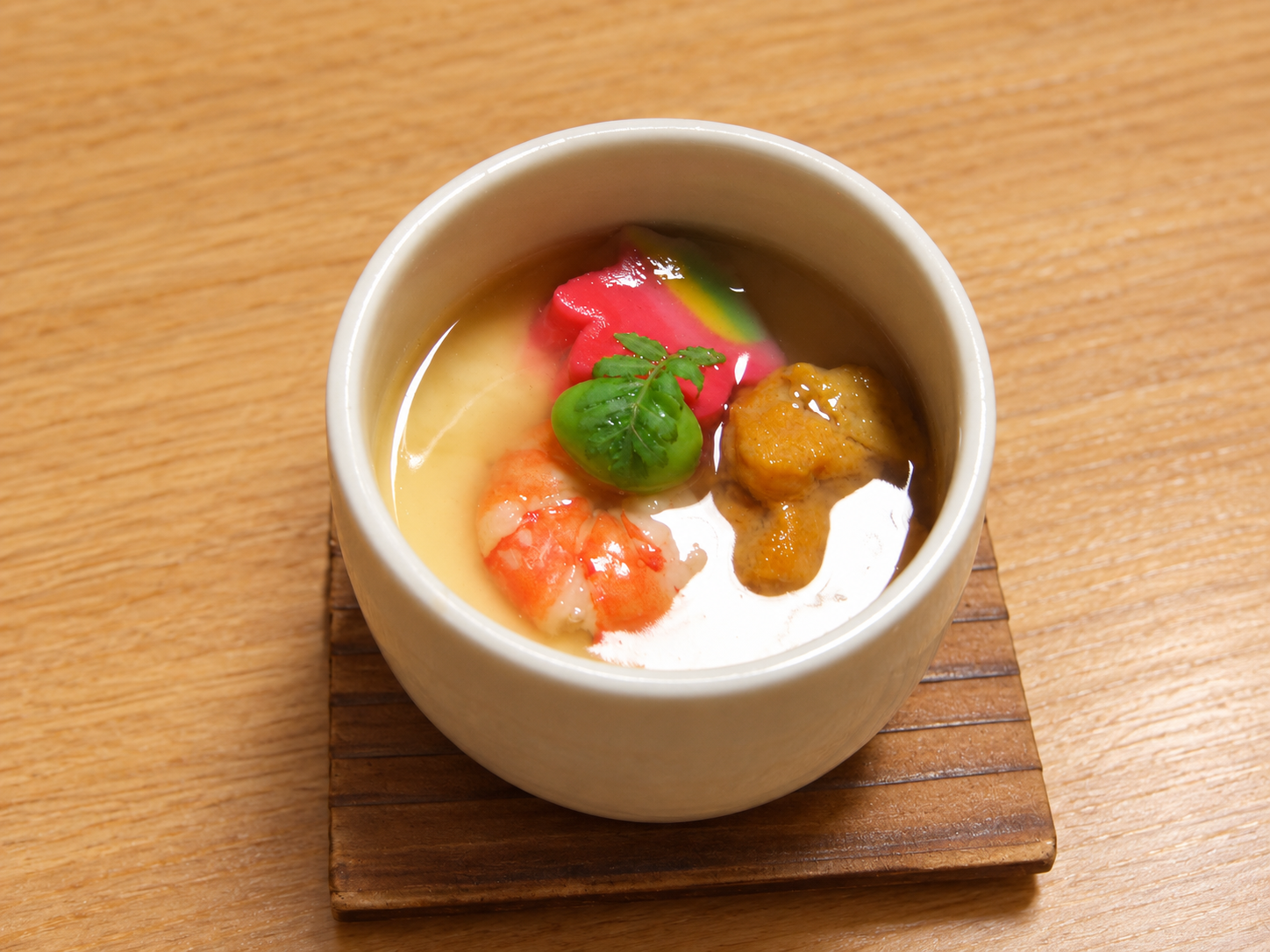 표고 달걀찜 — 실제 요리 사진의 그릇과 배경 편집