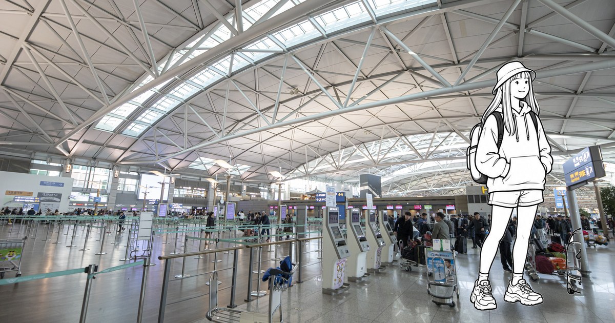 Traveler comparing the free K-ETA exemption route with a voluntary travel authorization before flying to Korea